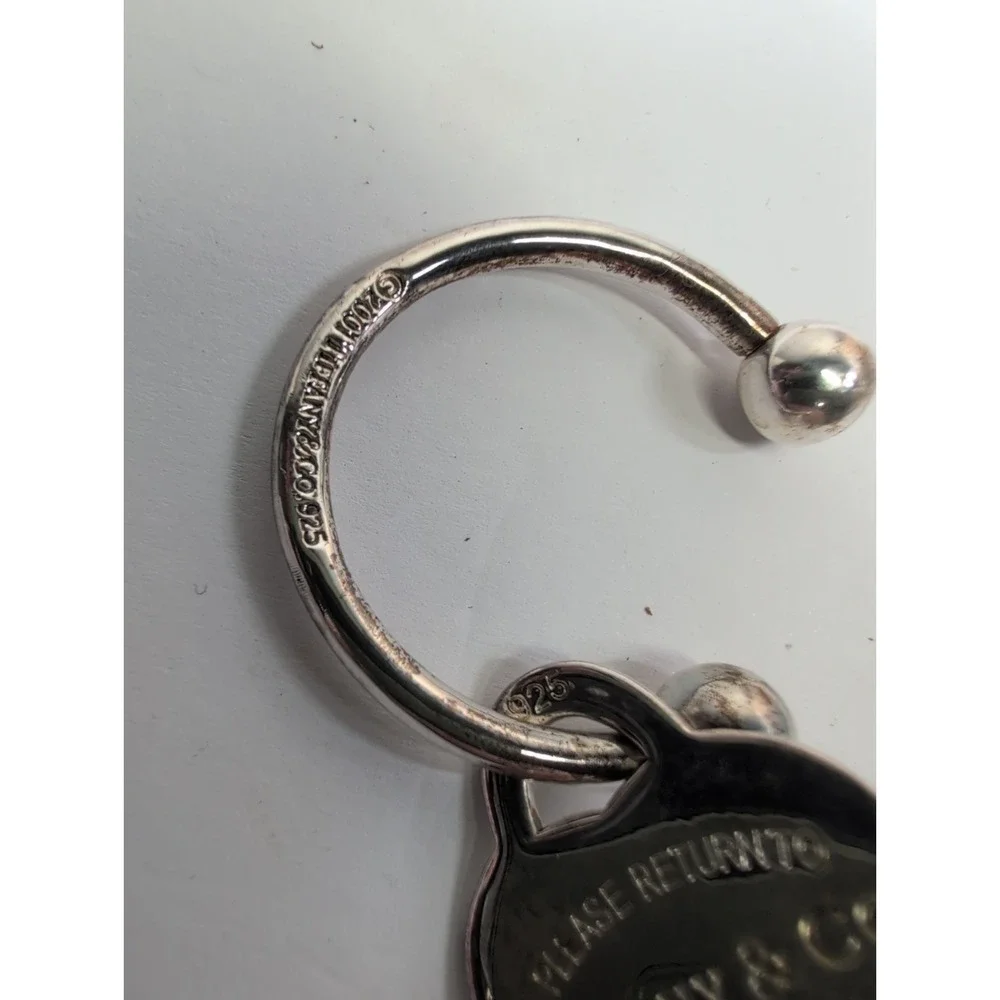 PLEASE RETURN TO TIFFANY & CO. 2001 HEART KEYCHAIN TWIST VINTAGE